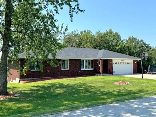 1312 Magnolia St, Macon, MO 63552