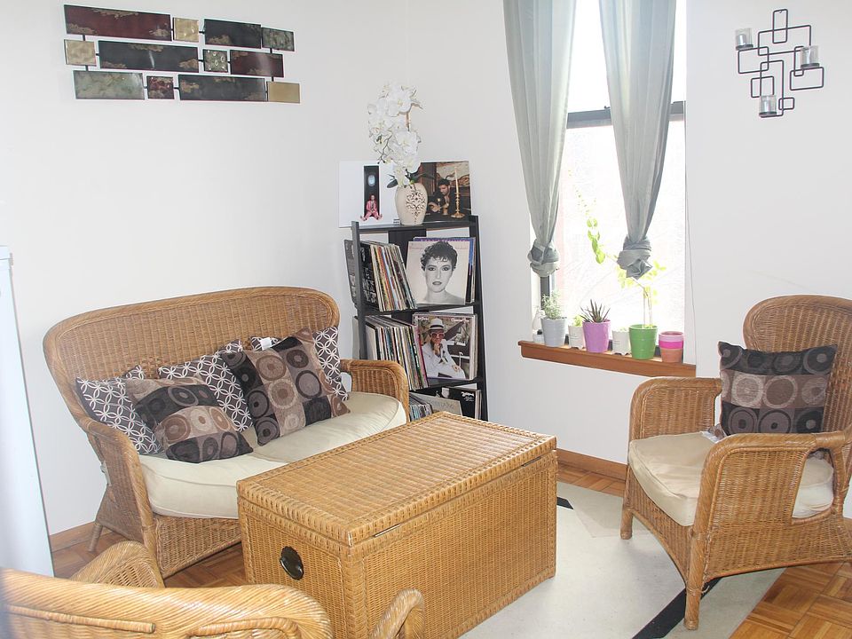 Living room (additional space).