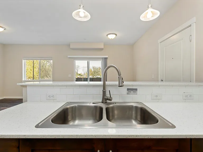 Owyhee Park Apartments — Photo 6