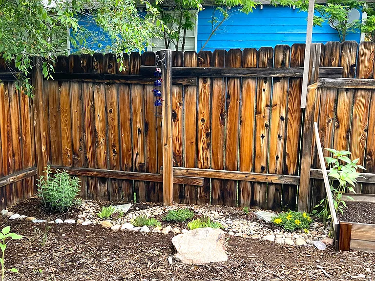 Private Fenced Patio/garden