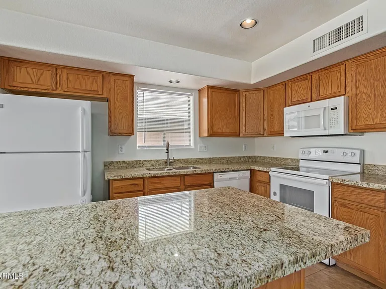 12406 W Vermont Ave — Photo 3