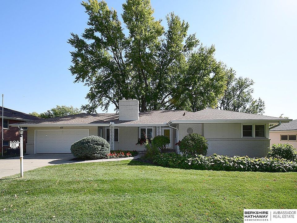 1st image of 835 Parkwood Ln