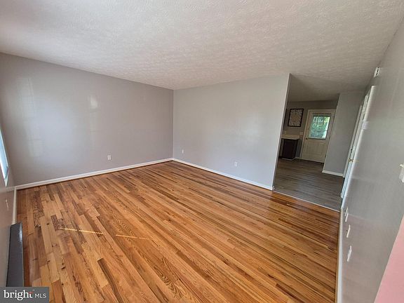 4th image of 110 Warren Cir