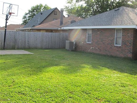 3rd image of 2128 Williamsburg Dr