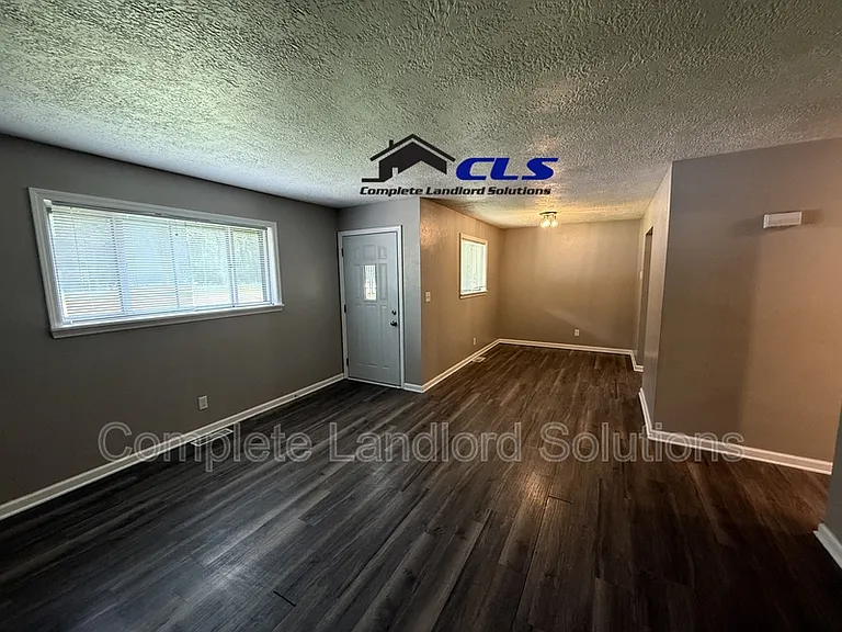 2906 E Haythorne Ave — Photo 3