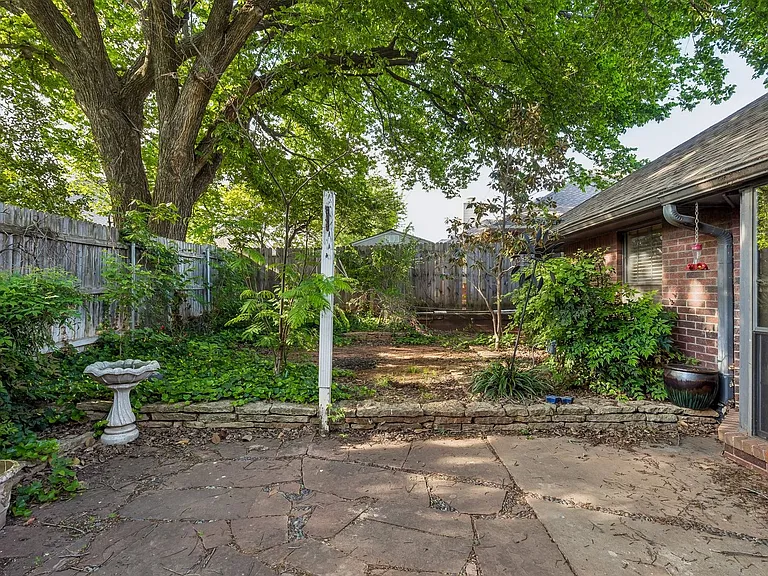 1820 Chelsea Dr — Photo 41