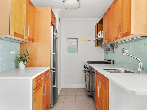 201 East 17th Street image 3 of 8