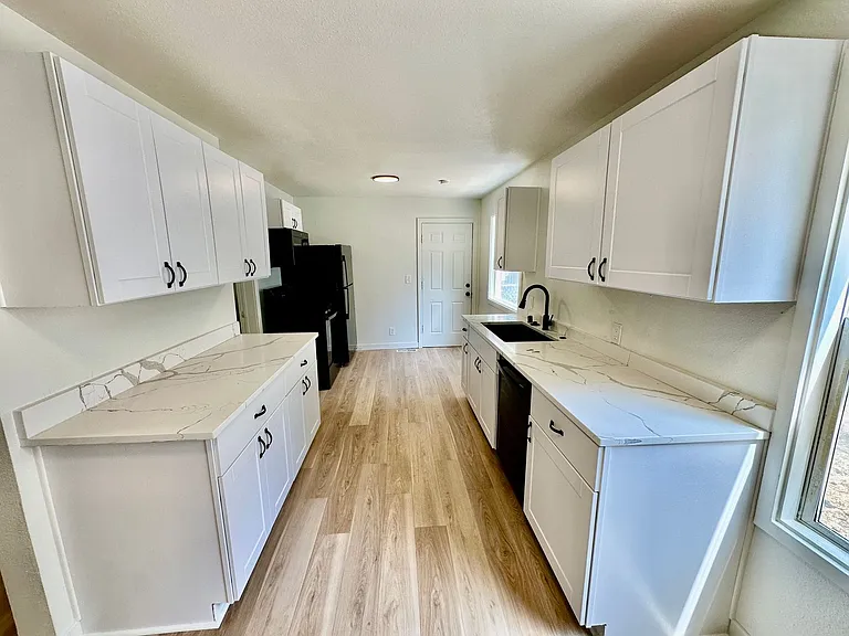 2022 W Dean Ave — Photo 9