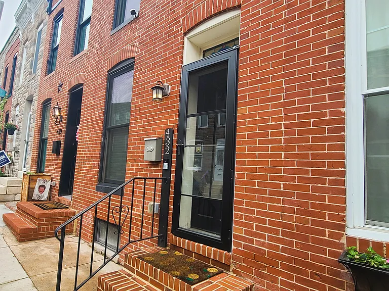 432 E Clement St — Photo 1