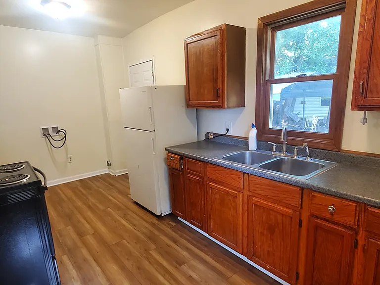 304 E James St — Photo 11