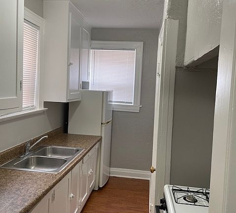 3rd image of 1619 S Van Buren St #11323975