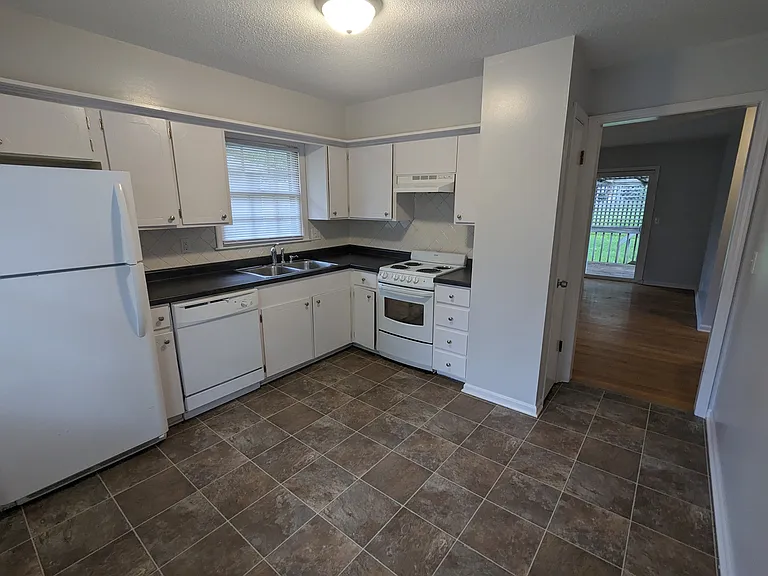 1005-1007 NW Range St — Photo 7