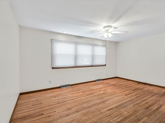5th image of 902 E Colorado Ave