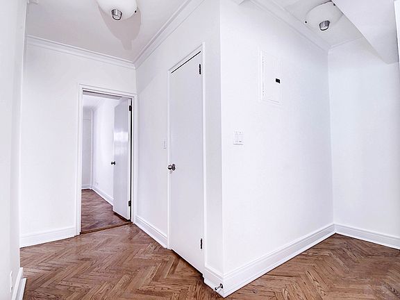3rd image of 10 W 74th St APT 4G