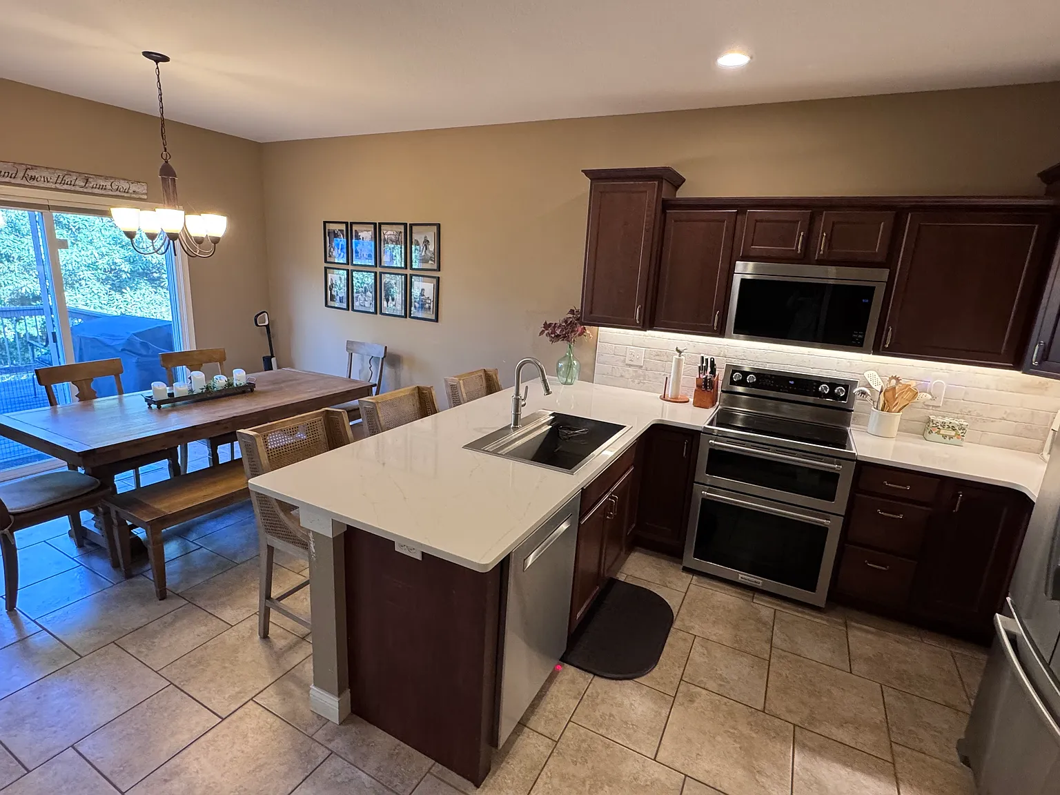 4 bed, 2575 sqft, $2,950 — Photo 2