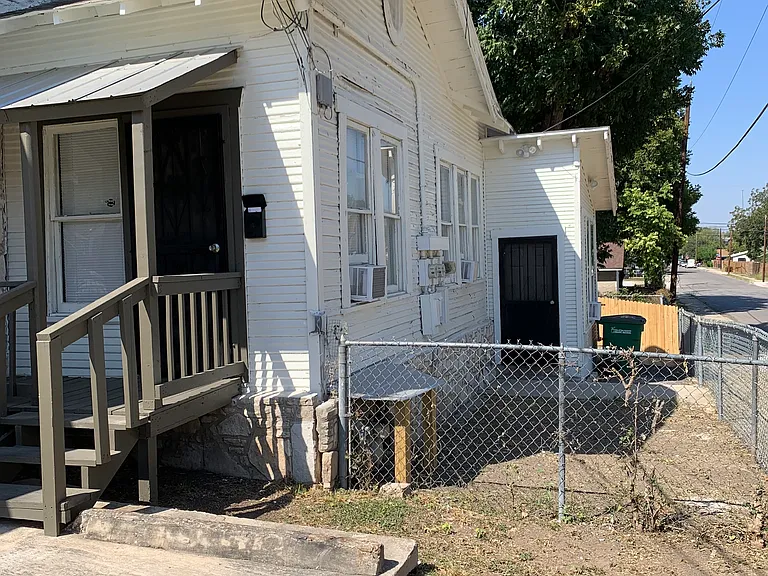 Side of the apartment with partial view of yard