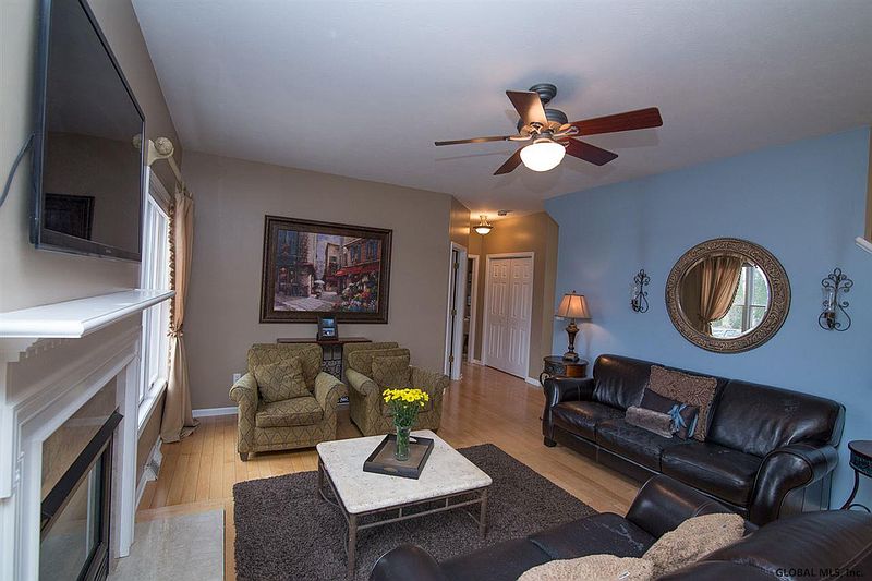 4th image of 612 VANDERLYN Lane