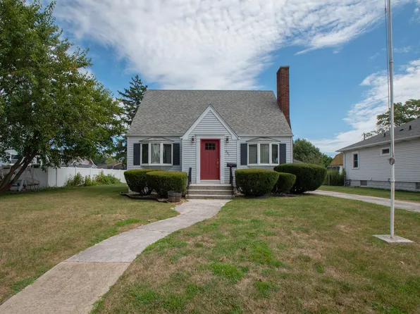 607 N Broad St, Griffith, IN 46319