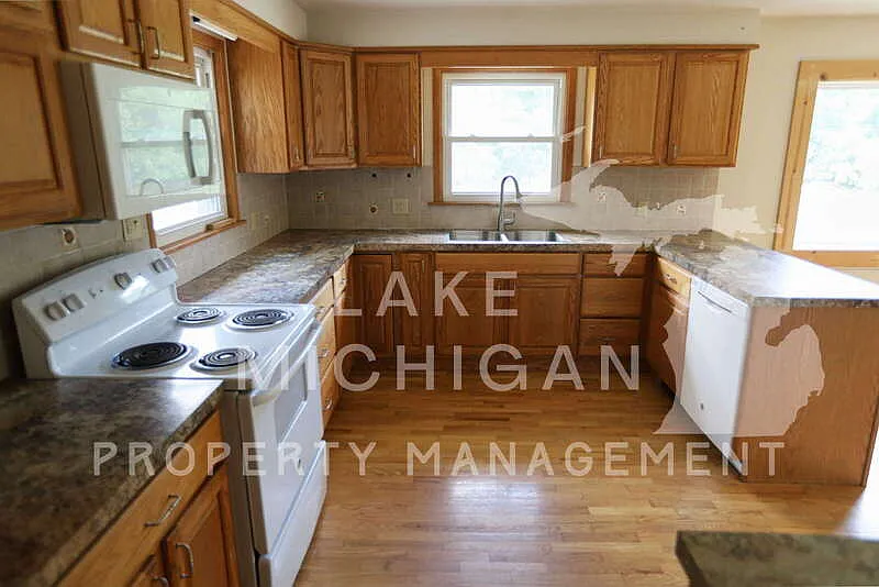 3 bed, 2.0 bath, 1421 sqft, $2,795 — Photo 2