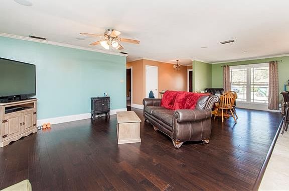 3rd image of 121 Jackson Cir