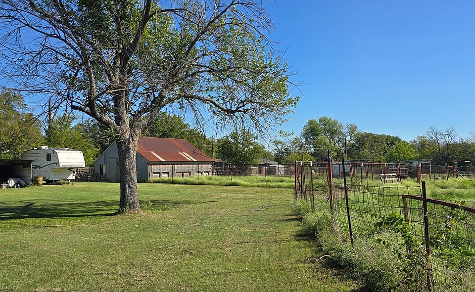 1st image of 2004 S Stemmons St