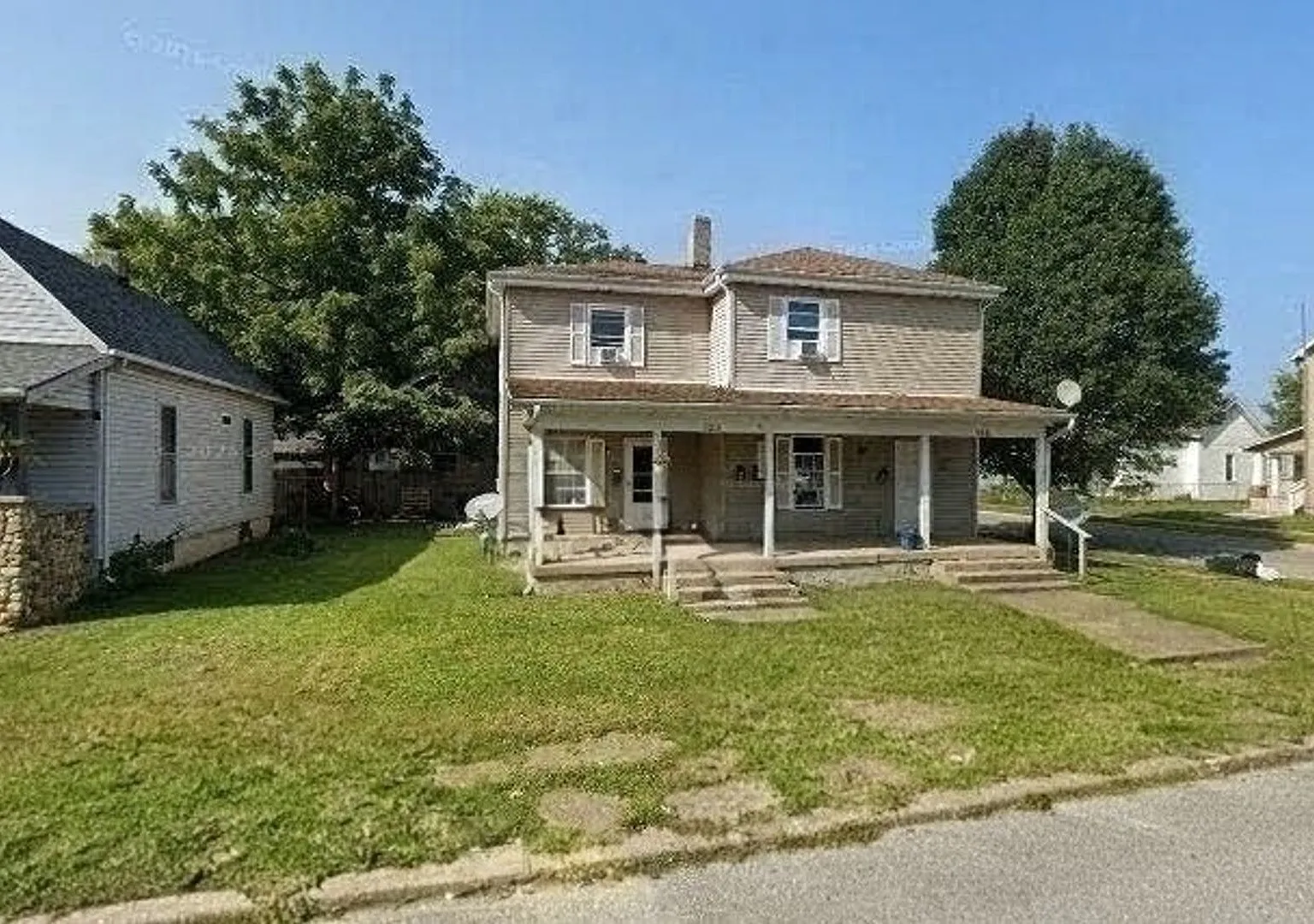 Downstairs Apartment with Porch and Yard Space — Photo 1