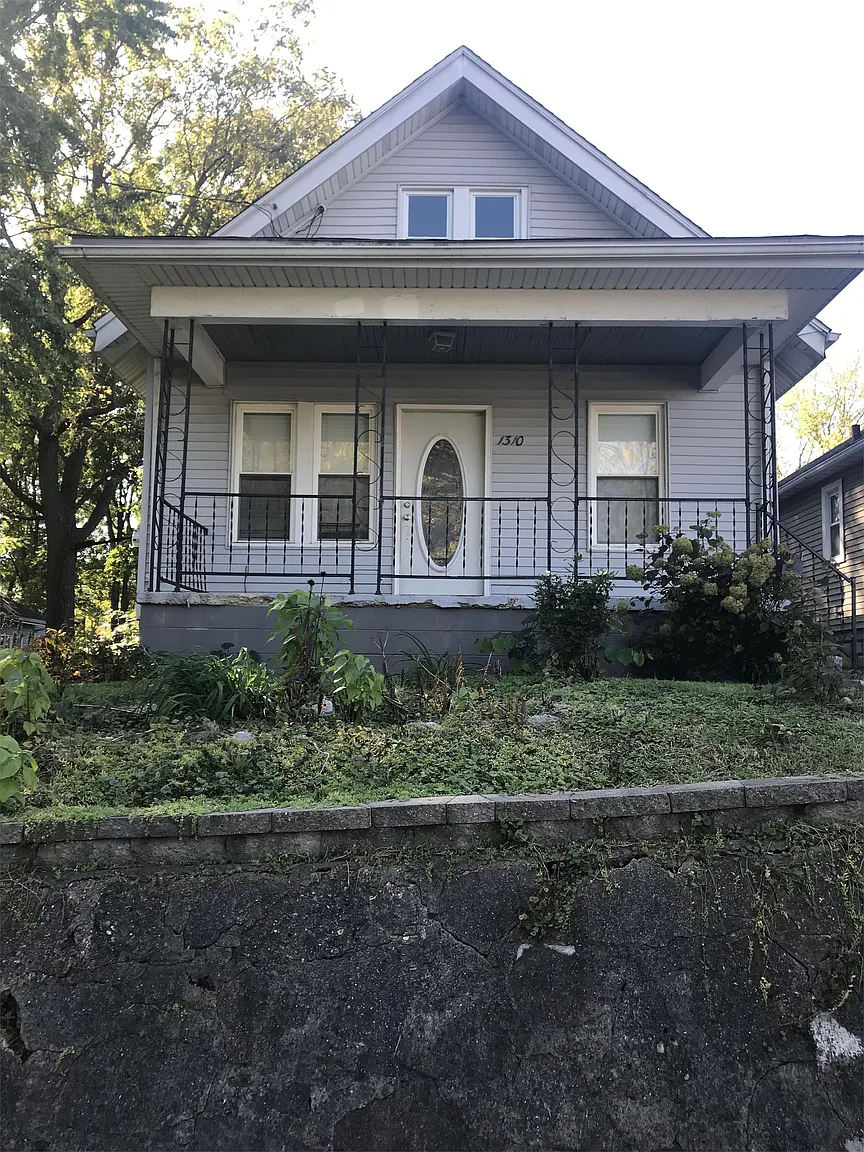 1310 E Fairoaks Ave photo 1