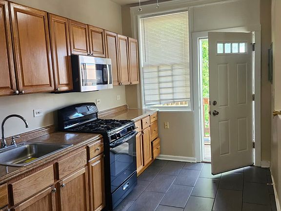 2nd image of 702-704 E 50th Pl #302