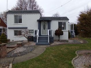 212 Sunset Dr, Lower Burrell, PA 15068