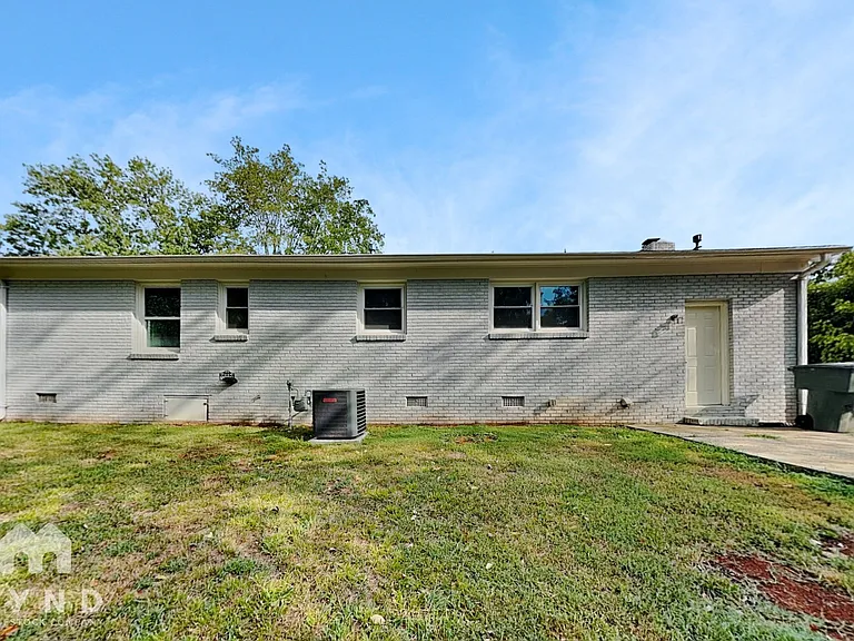 547 Whitethorn Dr — Photo 17