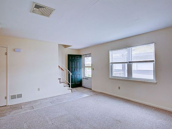 4th image of 8 Devon Ct
