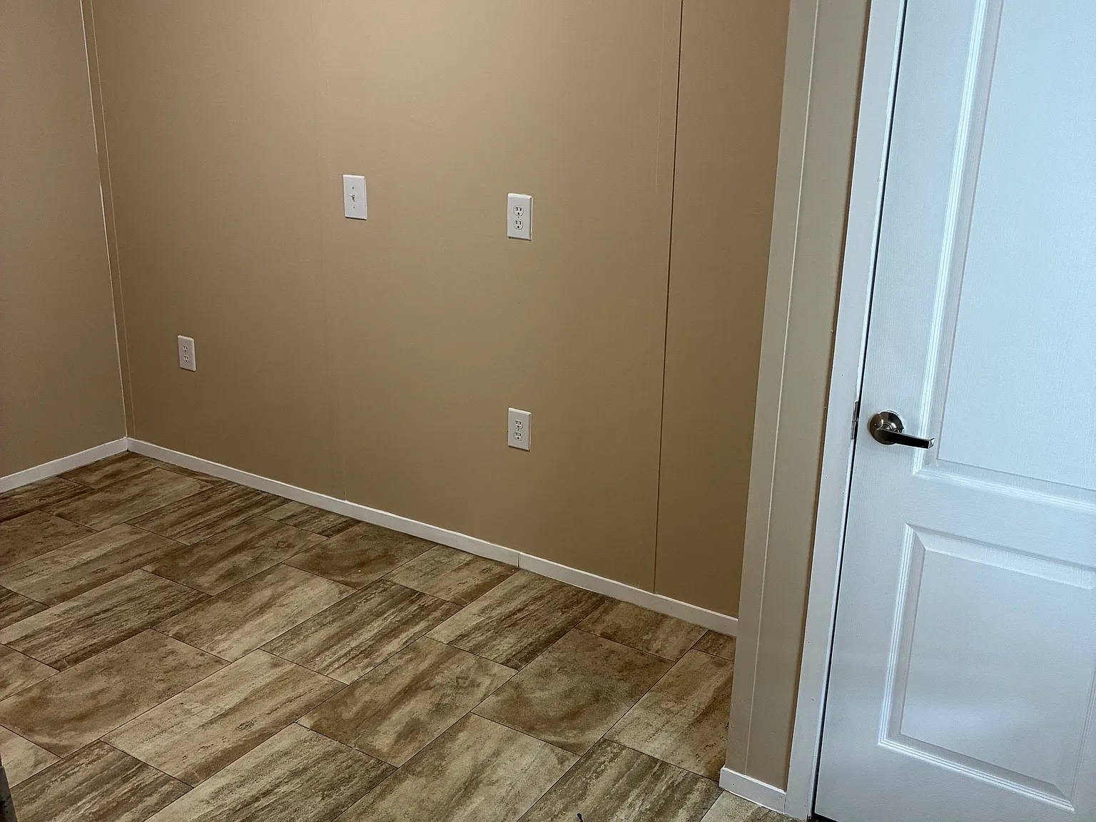 3 bed, 924 sqft, $995 — Photo 2