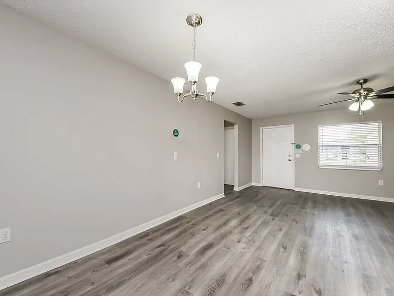 242 Cheshire Ct — Photo 5