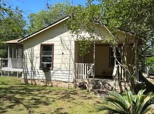 841 County Road 768, Devine, TX 78016