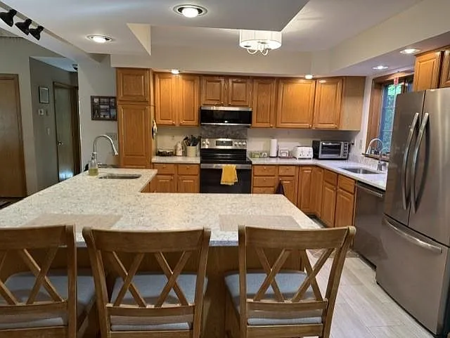 3 bed, 2.0 bath, 2478 sqft, $3,500 — Photo 4
