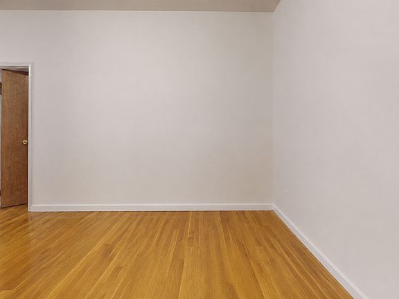 5th image of 240 Waverly Pl APT 4