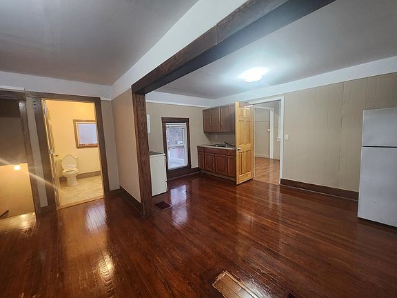 4th image of 220 N Summit St