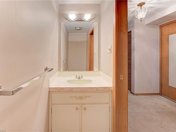 4th image of 38 Glenwood Dr
