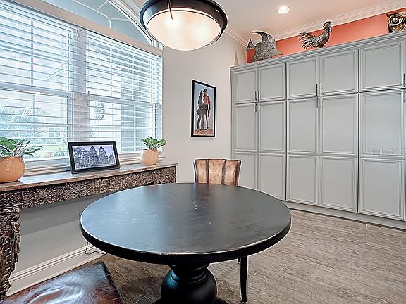 4th image of 824 Regal Manor Ln