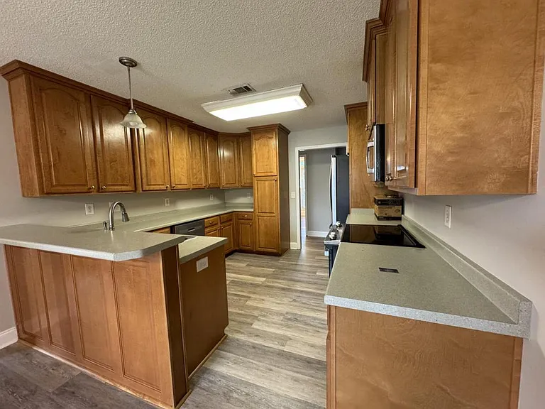 204 Mahan Dr — Photo 10