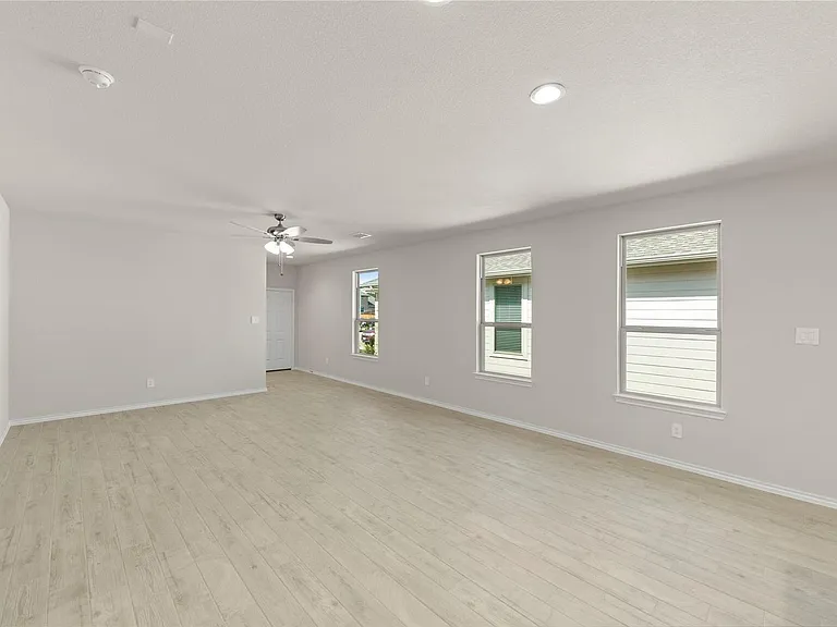 1641 Meadow Crest Dr — Photo 8