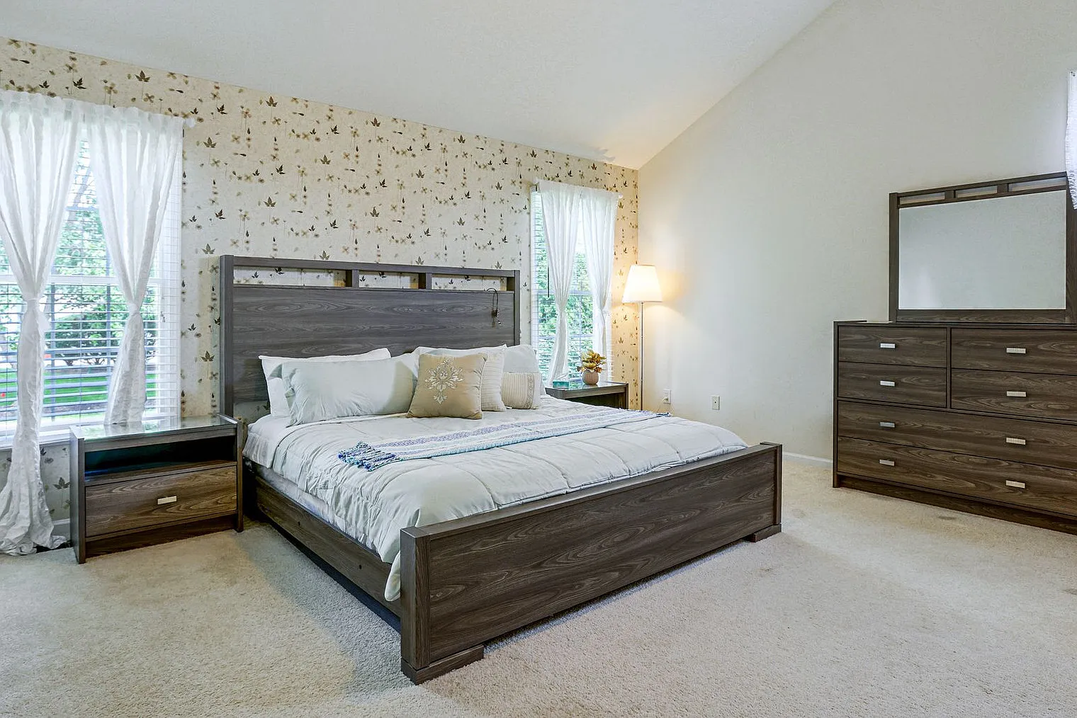3 bed, 2.0 bath, 2497 sqft, $4,744 — Photo 4
