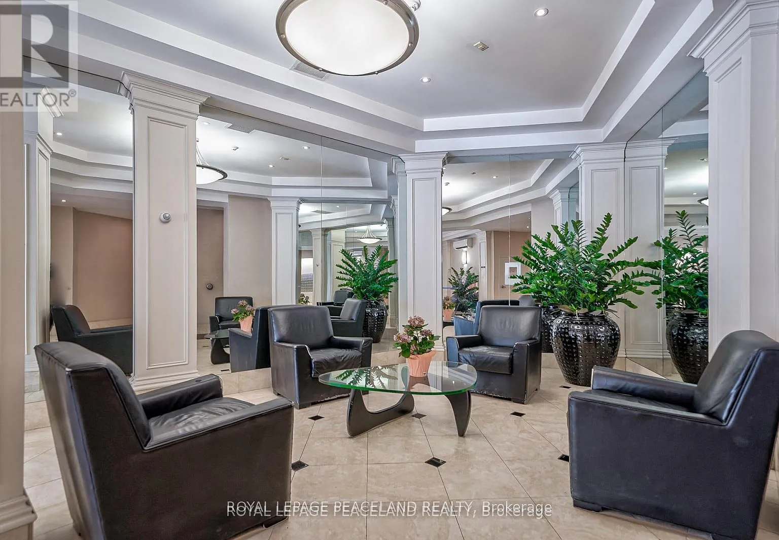 801 King St W — Photo 2