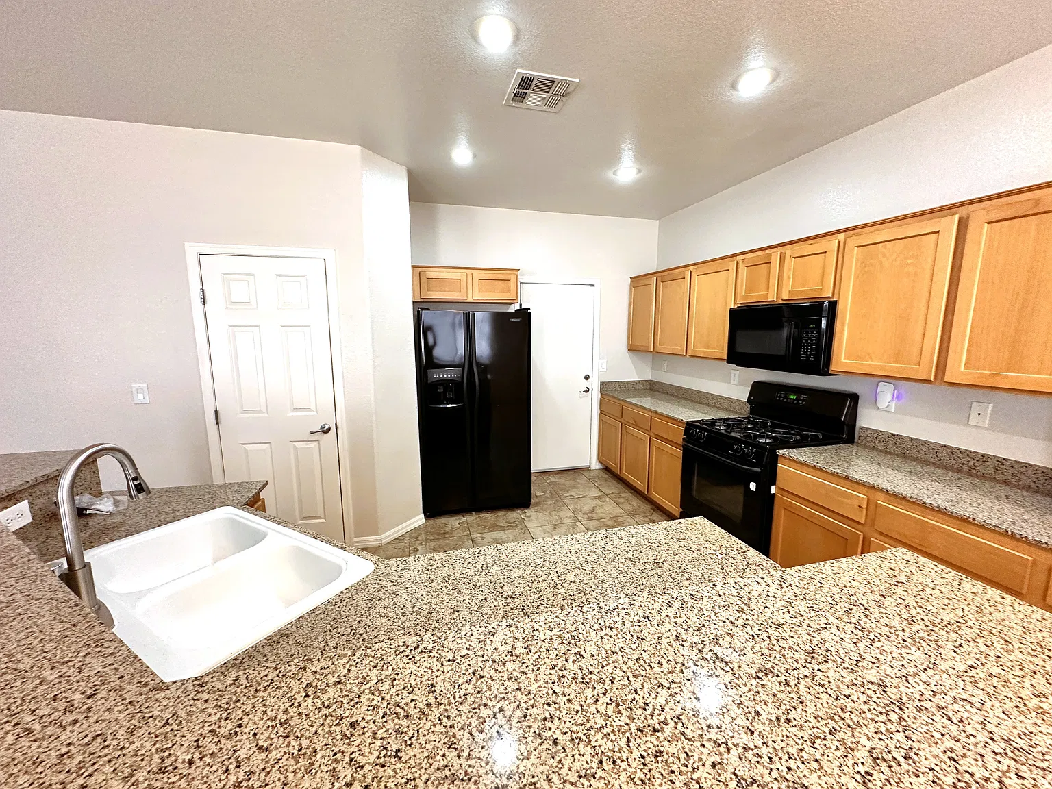 3 bed, 2021 sqft, $2,050 — Photo 4