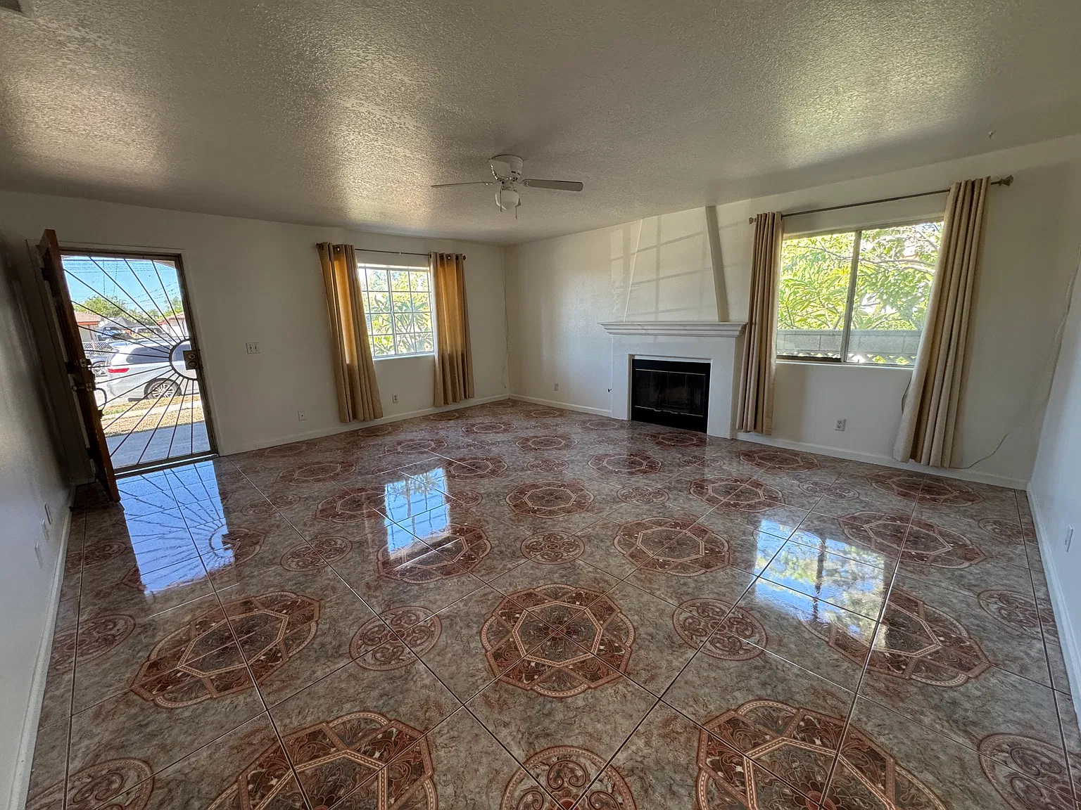 3 bed, 1400 sqft, $3,300 — Photo 3