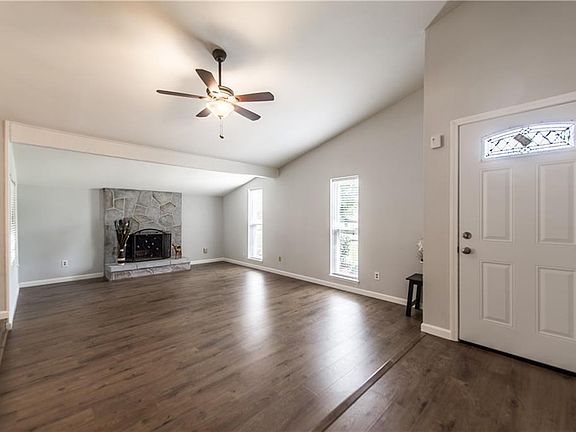 4th image of 1379 Beechwood Dr
