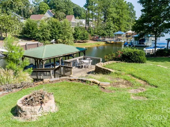 9372 Island Point Rd, Sherrills Ford, NC 28673