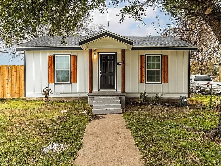 2837 Ross Ave — Photo 1