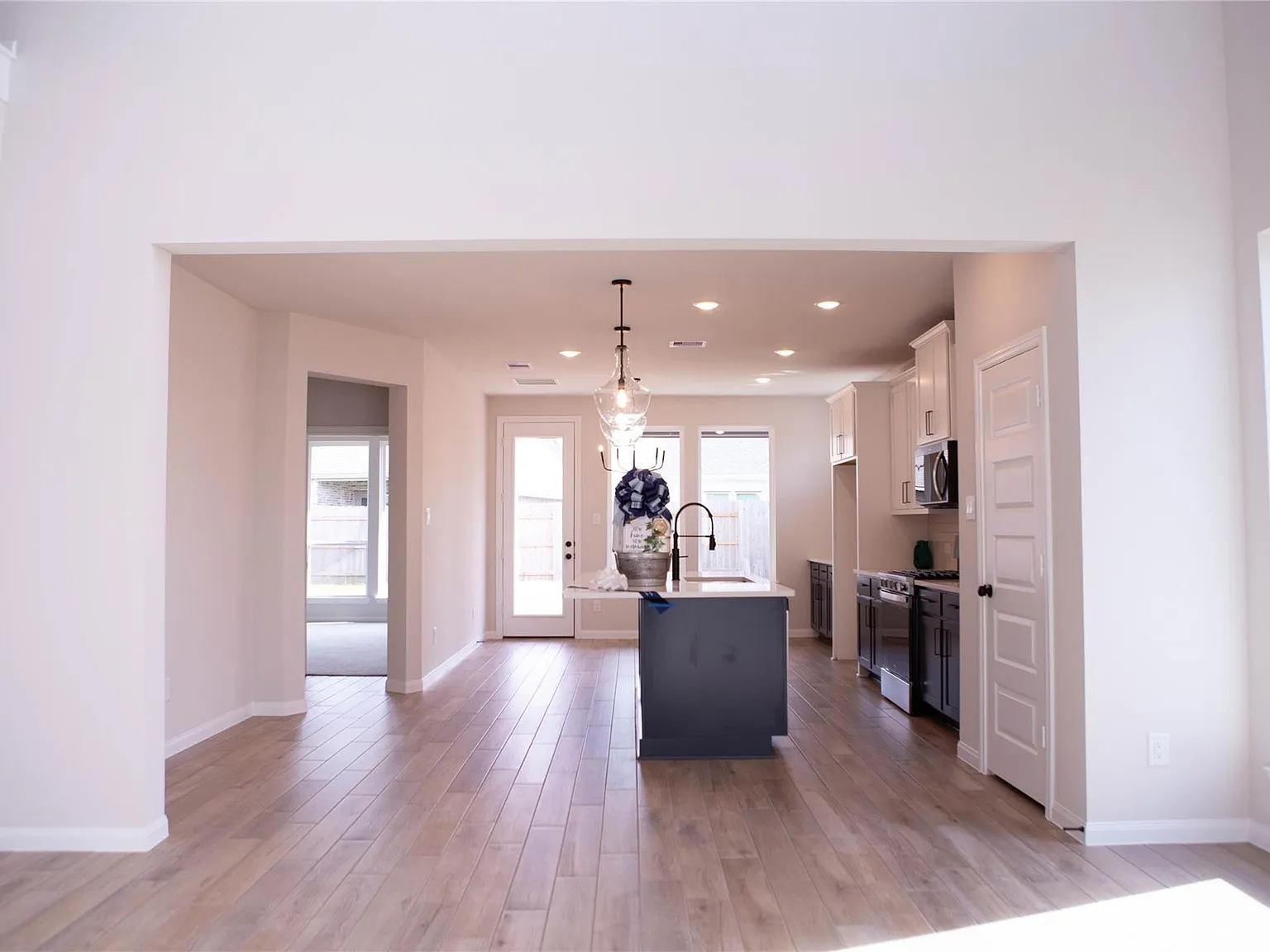 4 bed, 3.5 bath, 2362 sqft, $3,000 — Photo 2