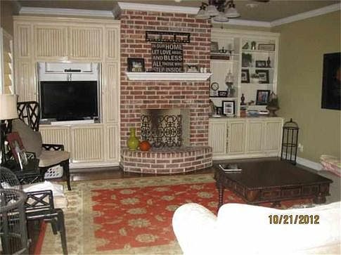 2nd image of 204 Hollister St
